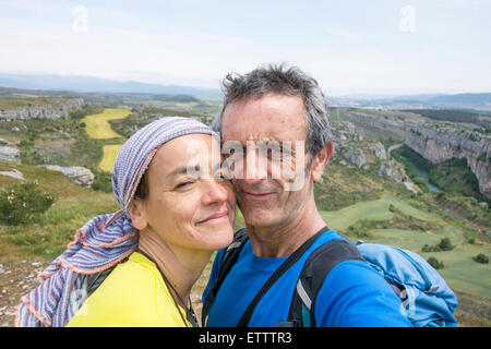 Älteres Rucksack paar Selfie nehmen. Stockfoto