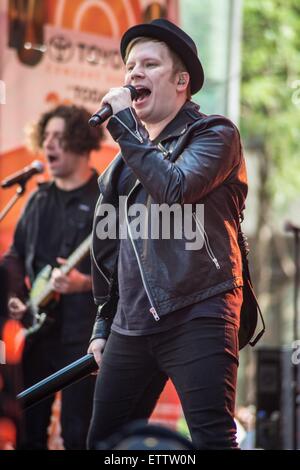 Joe Trohman, Patrick Stump für NBC heute zeigen Konzert mit Fall Out Boy, Rockefeller Plaza, New York, NY 12. Juni 2015 auf der Bühne. Foto von: Steven Ferdman/Everett Collection Stockfoto