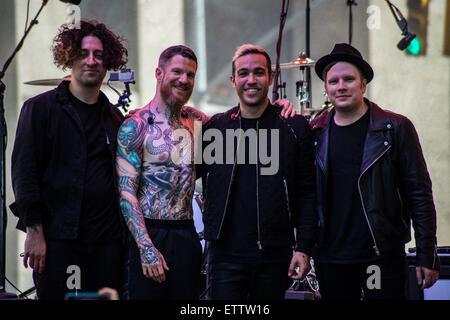 Joe Trohman, Andy Hurley, Pete Wentz, Patrick Stump für NBC heute zeigen Konzert mit Fall Out Boy, Rockefeller Plaza, New York, NY 12. Juni 2015 auf der Bühne. Foto von: Steven Ferdman/Everett Collection Stockfoto