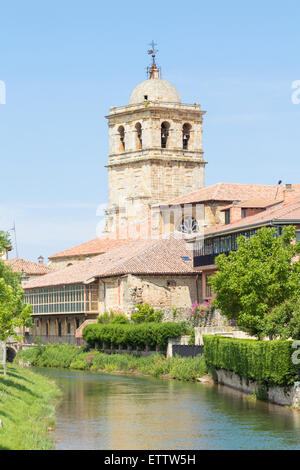 Blick über den Fluss Fluss Pisuerga in Aguilar de Campoo, Provinz Palencia, Kastilien und León, Spanien Stockfoto