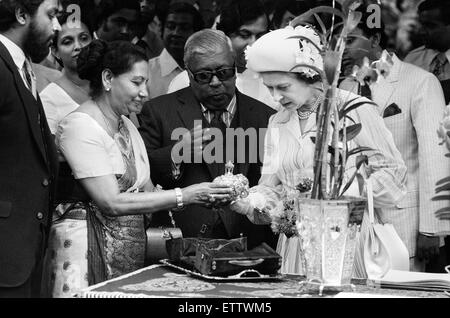 Die Royal Queens Vist nach Sri Lanka 21.-25. Oktober 1981. Ihre Majestät Königin Elizabeth II besucht Sri Lanka zweimal seit der Unabhängigkeit zuerst im Jahr 1953 und dann im Jahr 1981. Die Königin zweiter Besuch war zu die Feierlichkeiten 50 Jahre universal Erwachsenen Franchise in Sri Lanka zu besuchen. Der Victoria Damm des Mahaweli-Umleitung-Programms wurde feierlich von Premierministerin Margaret Thatcher 1984 eröffnet. Sri Lanka-Riegel mit Großbritannien sind vielfältig und decken ein breites Spektrum von Bereichen. Über einen Zeitraum von Zeit haben britische Handelsinteressen in Sri Lanka einen allmählichen Übergang von Plantagen, gezeigt. Stockfoto