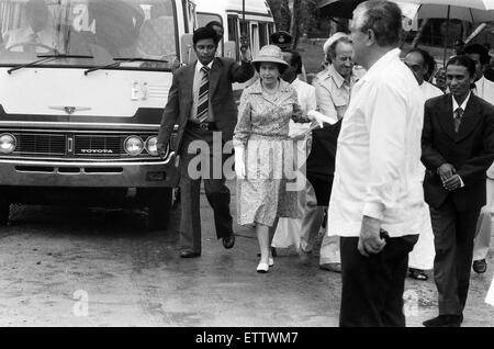 Die Royal Queens Vist nach Sri Lanka 21.-25. Oktober 1981. Ihre Majestät Königin Elizabeth II besucht Sri Lanka zweimal seit der Unabhängigkeit zuerst im Jahr 1953 und dann im Jahr 1981. Die Königin zweiter Besuch war zu die Feierlichkeiten 50 Jahre universal Erwachsenen Franchise in Sri Lanka zu besuchen. Der Victoria Damm des Mahaweli-Umleitung-Programms wurde feierlich von Premierministerin Margaret Thatcher 1984 eröffnet. Sri Lanka-Riegel mit Großbritannien sind vielfältig und decken ein breites Spektrum von Bereichen. Über einen Zeitraum von Zeit haben britische Handelsinteressen in Sri Lanka einen allmählichen Übergang von Plantagen, gezeigt. Stockfoto