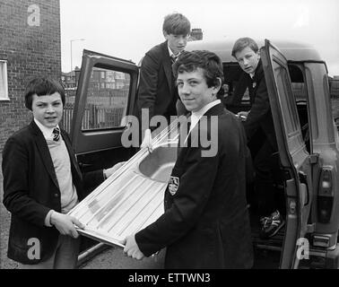 Schüler aus Saltscar-Gesamtschule, Redcar, Vorbereitung zu renovieren und eine Hütte am Farwath in der Nähe von Pickering, gekauft vor 5 Jahren von der Schule fit. Im Bild, links nach rechts, Richard Swan, Simon Dean, Steven Wanstall und Simon Krüger. 22. Mai 1985. Stockfoto