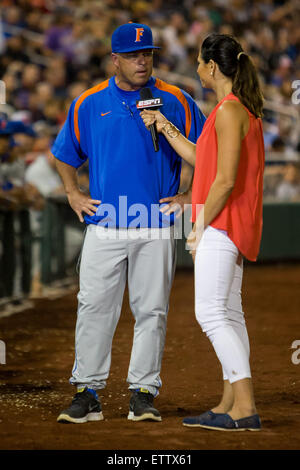 Omaha, NE, USA. 15. Juni 2015. Florida Cheftrainer Kevin OSullivan in einem Interview mit ESPN Reporter Kaylee Hartung während der Aktion in Spiel 6 der 2015 NCAA Men es College World Series zwischen Virginia Cavaliers und Florida Gators im TD Ameritrade Park in Omaha, NE. Nathan Olsen/Cal Sport Media/Alamy Live-Nachrichten Stockfoto