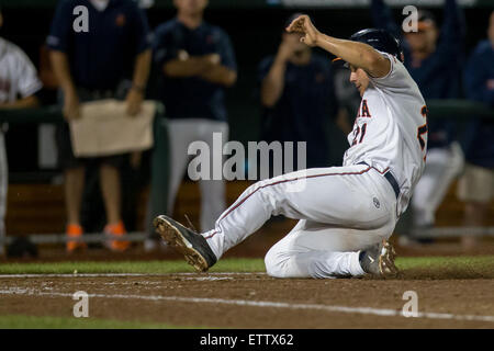 Omaha, NE, USA. 15. Juni 2015. Virginia Matt Thaiss #21 gleitet in Home-Plate in Aktion in Spiel 6 von Weltmeisterschaft 2015 NCAA Men es College zwischen Virginia Cavaliers und Florida Gators im TD Ameritrade Park in Omaha, NE. Nathan Olsen/Cal Sport Media/Alamy Live-Nachrichten Stockfoto