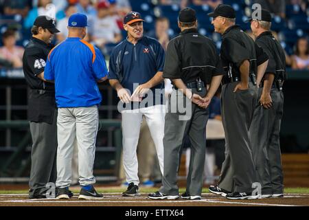 Omaha, NE, USA. 15. Juni 2015. Virginia Cheftrainer Brian O'Connor während pregame Aktion in Spiel 6 der 2015 NCAA Men es College World Series zwischen Virginia Cavaliers und Florida Gators im TD Ameritrade Park in Omaha, NE. Nathan Olsen/Cal Sport Media/Alamy Live-Nachrichten Stockfoto