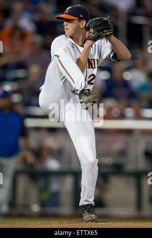 Omaha, NE, USA. 15. Juni 2015. Virginia Krug Brandon Waddell #20 in Aktion in Spiel 6 von Weltmeisterschaft 2015 NCAA Men es College zwischen den Virginia Cavaliers und Florida Gators im TD Ameritrade Park in Omaha, NE. Nathan Olsen/Cal Sport Media/Alamy Live-Nachrichten Stockfoto