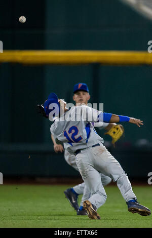 Omaha, NE, USA. 15. Juni 2015. Florida Infielder Richie Martin #12 in Aktion in Spiel 6 von Weltmeisterschaft 2015 NCAA Men es College zwischen den Virginia Cavaliers und Florida Gators im TD Ameritrade Park in Omaha, NE. Nathan Olsen/Cal Sport Media/Alamy Live-Nachrichten Stockfoto