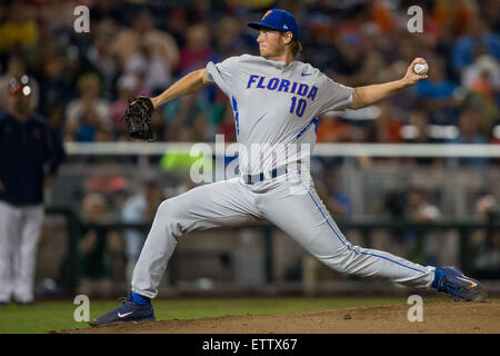 Omaha, NE, USA. 15. Juni 2015. Virginia erster Basisspieler Pavin Smith #10 in Aktion in Spiel 6 von Weltmeisterschaft 2015 NCAA Men es College zwischen den Virginia Cavaliers und Florida Gators im TD Ameritrade Park in Omaha, NE. Nathan Olsen/Cal Sport Media/Alamy Live-Nachrichten Stockfoto