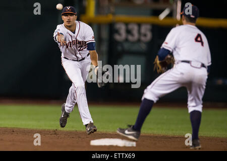 Omaha, NE, USA. 15. Juni 2015. Virginia Infielder Daniel Pinero #22 wirft den Ball zu Virginia Infielder Ernie Clement #4 während der Aktion in Spiel 6 der 2015 NCAA Men es College World Series zwischen Virginia Cavaliers und Florida Gators im TD Ameritrade Park in Omaha, NE. Nathan Olsen/Cal Sport Media/Alamy Live-Nachrichten Stockfoto