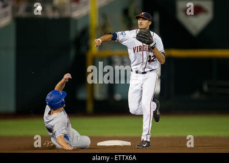 Omaha, NE, USA. 15. Juni 2015. Florida Harrison Bader #8 bekommt, von Virginia Infielder Charlie Cody #12 während der Aktion in Spiel 6 von Weltmeisterschaft 2015 NCAA Men es College zwischen den Virginia Cavaliers und Florida Gators im TD Ameritrade Park in Omaha, ne gekennzeichnet. Nathan Olsen/Cal Sport Media/Alamy Live-Nachrichten Stockfoto