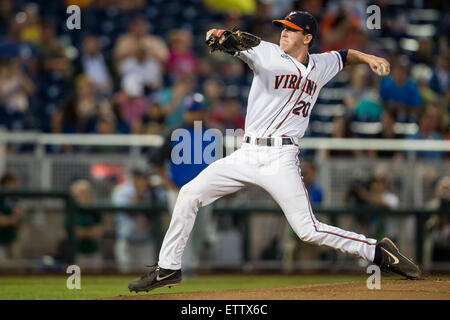 Omaha, NE, USA. 15. Juni 2015. Virginia Krug Brandon Waddell #20 in Aktion in Spiel 6 von Weltmeisterschaft 2015 NCAA Men es College zwischen den Virginia Cavaliers und Florida Gators im TD Ameritrade Park in Omaha, NE. Nathan Olsen/Cal Sport Media/Alamy Live-Nachrichten Stockfoto