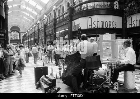 1987-Birmingham internationale Jazz- und Blues-Festival, Künstler, 4. Juli 1987. Trevor Wittling mit seinem Jazz-Swingtet aus London, spielen den Käufern in der Great Western Arcade in Birmingham City Centre. Stockfoto