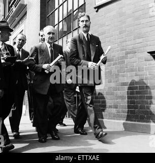 Im Bild, Philip Kinghorn Burbridge mit Herrn Austen Brooks (mit Bart), ein Mitglied der Liga der Empire Loyalists.  Herr Philip Kinghorn Burbridge, wer Herrn Altrincham (Kritiker der Königin), schlug, als er aus Fernsehen House in London kam. 7. August 19 Stockfoto