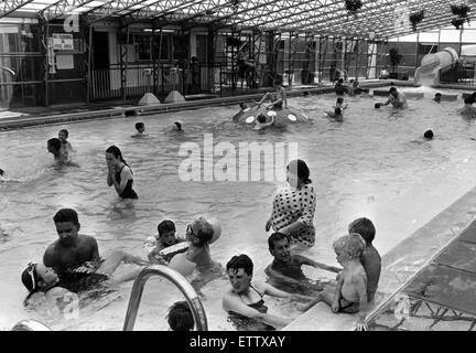 Urlauber genießen das Schwimmbad am Sun Centre, Trecco Bay, Porthcawl, Bridgend, Südwales, 21. Juli 1989. Stockfoto