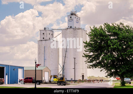 Getreidesilos in die Kleinstadt Okarche, Oklahoma, USA. Stockfoto