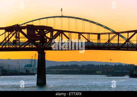 Sonnenuntergang in Portland, Oregon mit Blick auf den Broadway Bridge und der Fremont Bridge Stockfoto