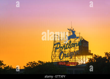 Sonnenuntergang über der berühmten Portland, Oregon alten Ortstafel in der Innenstadt von Portland, Oregon Stockfoto