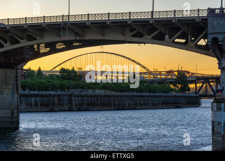 Blick auf die Burnside Bridge und Willamette River bei Sonnenuntergang in Portland, Oregon Stockfoto