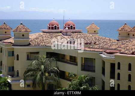 Gebäude mit Kuppeln, Teil von Velas Vallarta resort, Puerto Vallarta, Mexiko Stockfoto