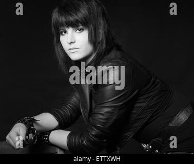 Punk Rock Girl aus Leder in Schwarz und Weiß Stockfoto