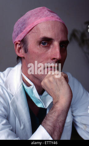 Dr. Sam Galbraith abgebildet Neurochirurg am Southern General Hospital, Glasgow, Schottland, Juni 1987. Später, MP für Strathkelvin und Bearsden, Scottish-ArbeitsPartei. Mai 1999 bis März 2001. Stockfoto