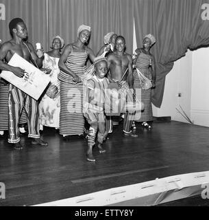 Sierra Leone-Tanzgruppe Proben an der London University Girls Herberge für das Commonwealth Arts Festival in der Royal Albert Hall nächste Woche stattfinden wird im Bild Samstag, 11. September 1965. Stockfoto