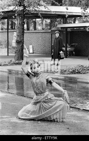 Indische klassische Tänzer, London, 28. August 1965. Tänzerin hält eine Pose, wie ältere Engländerin blickt auf. Stockfoto