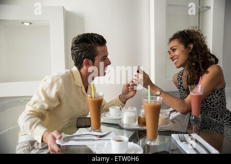 Lateinischen paar in einem café Stockfoto