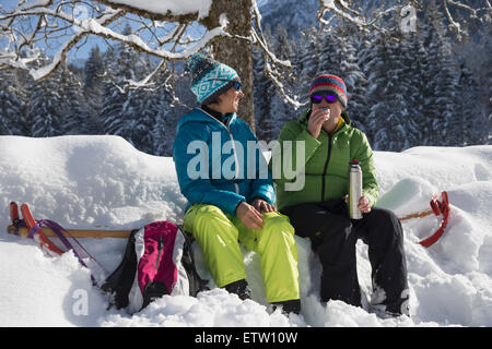 Deutschland, Bayern, Inzell, Paare mit einem Rest verschneite Landschaft Stockfoto