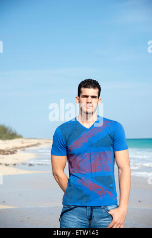 Junger Mann am Strand Stockfoto