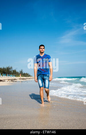 Junger Mann am Strand Stockfoto