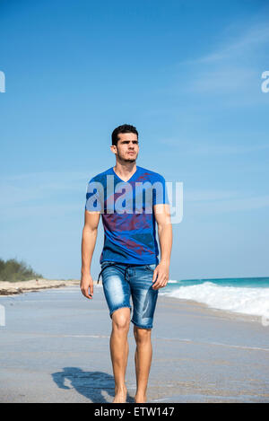 Junger Mann am Strand Stockfoto