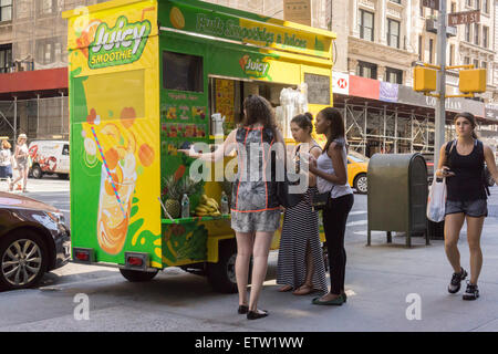 Die saftigen Smoothie Karre verkaufen frisch gequetscht Getränke auf der unteren Fifth Avenue in New York auf Sonntag, 14. Juni 2015. (© Richard B. Levine) Stockfoto