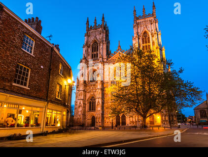 York Minster am Abend; ist die Kathedrale von York, England, und ist eines der größten seiner Art in Nordeuropa Stockfoto