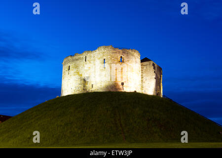 York Castle, England, ist eine befestigte Komplex bestehend aus Burgen, Gefängnisse, Gerichte. Jetzt verfallenen Bergfried der mittelalterlichen No Stockfoto