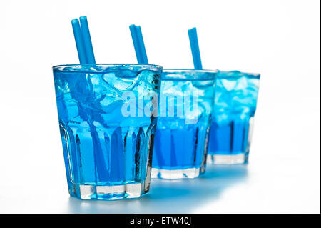 Blaue Cocktails isoliert auf weiss Stockfoto