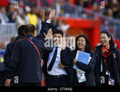 Winnipeg, Kanada. 15. Juni 2015. Hao Wei (C), Trainer von China, feiern mit Team-Mitgliedern nach der Gruppe eine Übereinstimmung zwischen China und Neuseeland im Stadion in Winnipeg, Kanada, Winnipeg am 15. Juni 2015. Das Spiel endete mit einem 2: 2-Unentschieden. China erweitert, um die Runde der letzten 16. Bildnachweis: Ding Xu/Xinhua/Alamy Live-Nachrichten Stockfoto