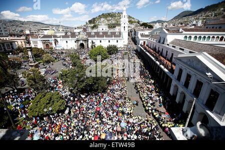 Quito, Ecuador. 15. Juni 2015. Anhänger der ecuadorianische Präsident Rafael Correa versammeln sich in einer Kundgebung zur Unterstützung Correas Regierung in Quito, der Hauptstadt von Ecuador, am 15. Juni 2015. © Santiago Armas/Xinhua/Alamy Live-Nachrichten Stockfoto