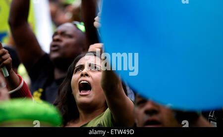 Quito, Ecuador. 15. Juni 2015. Anhänger der ecuadorianische Präsident Rafael Correa versammeln sich in einer Kundgebung zur Unterstützung Correas Regierung in Quito, der Hauptstadt von Ecuador, am 15. Juni 2015. © Santiago Armas/Xinhua/Alamy Live-Nachrichten Stockfoto