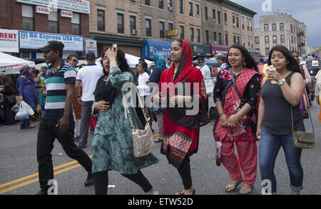 Junge amerikanische Frauen in Bangladesch zu einem Straßenfest in "Little Bangladesch entlang McDonald Avenue Brooklyn, NY. Stockfoto