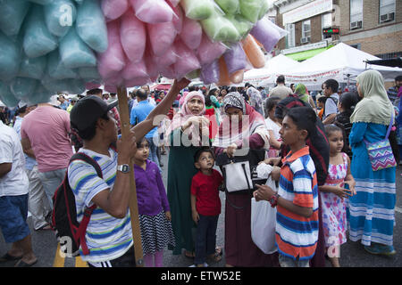 Mexikanische junge männliche verkauft Zuckerwatte an einer Straßenecke in der "Kleinen Bangladesch" Nachbarschaft in Brooklyn, New York fair. Stockfoto