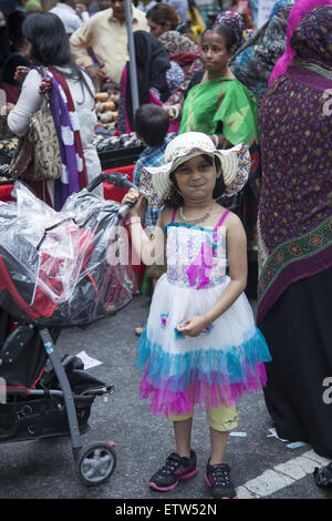 Junges Mädchen auf einem Straßenfest in "Little Bangladesh", Brooklyn, NY. Stockfoto