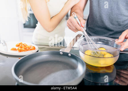 Paar Vorbereitung Rührei zusammen in der Küche Stockfoto