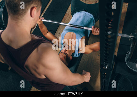 Zwei Freunde trainieren Bankdrücken im Fitness-Studio Stockfoto