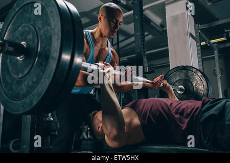 Zwei Freunde trainieren Bankdrücken im Fitness-Studio Stockfoto