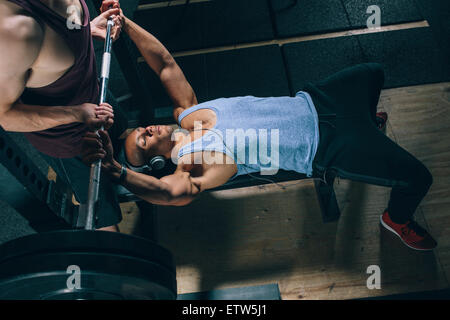 Zwei Freunde trainieren Bankdrücken im Fitness-Studio Stockfoto