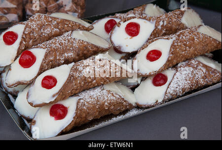 Typisch sizilianische (Italien) süß genannt Cannoli oder "Cannolo Siciliano" Stockfoto