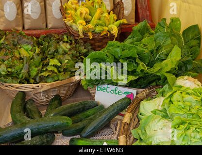 Frisches Bio-Gemüse in Weidenkorb auf dem Markt Stockfoto