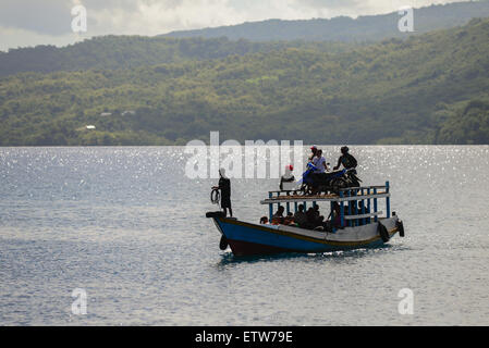 Kleine Fähre fährt durch Gonzalu Meerenge zwischen der Insel Adonara und Larantuka auf der Insel Flores, Indonesien. Stockfoto